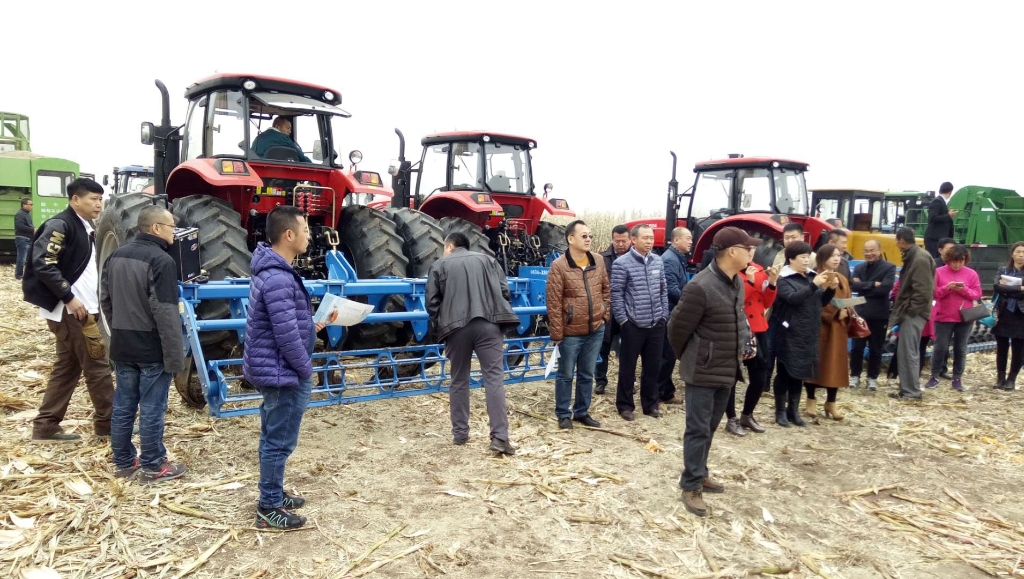 AG真人国三大型拖沓机在黑龙江省深松深耕现场演示会上大放异彩