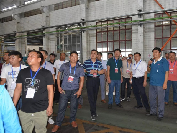 社会公众在AG真人集团科普基地生产车间旅行学习